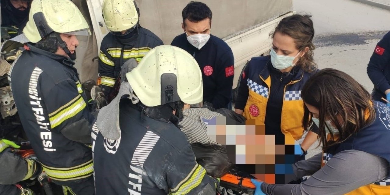 Refüje çarpan kamyonetteki 2 kişi sıkıştı