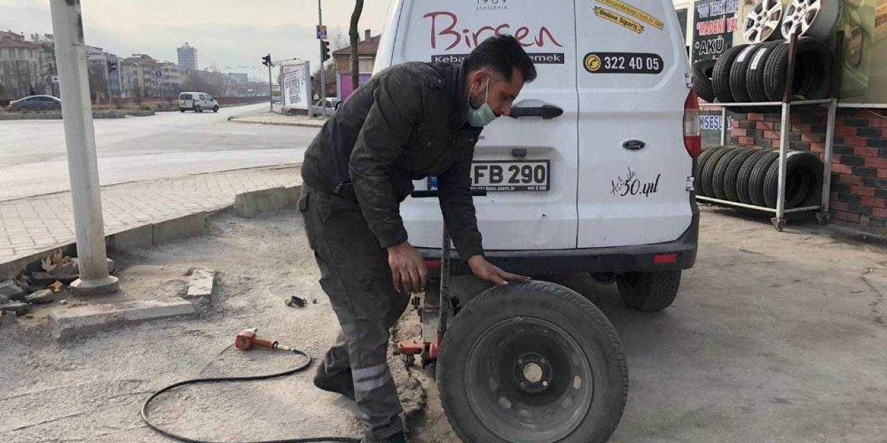 Kısıtlamada yolda kalanların yanlarında oluyorlar