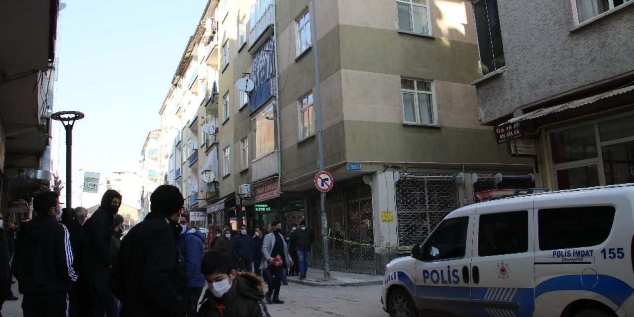 Elazığ’da depremde hasar alan orta hasarlı bir bina tahliye edildi