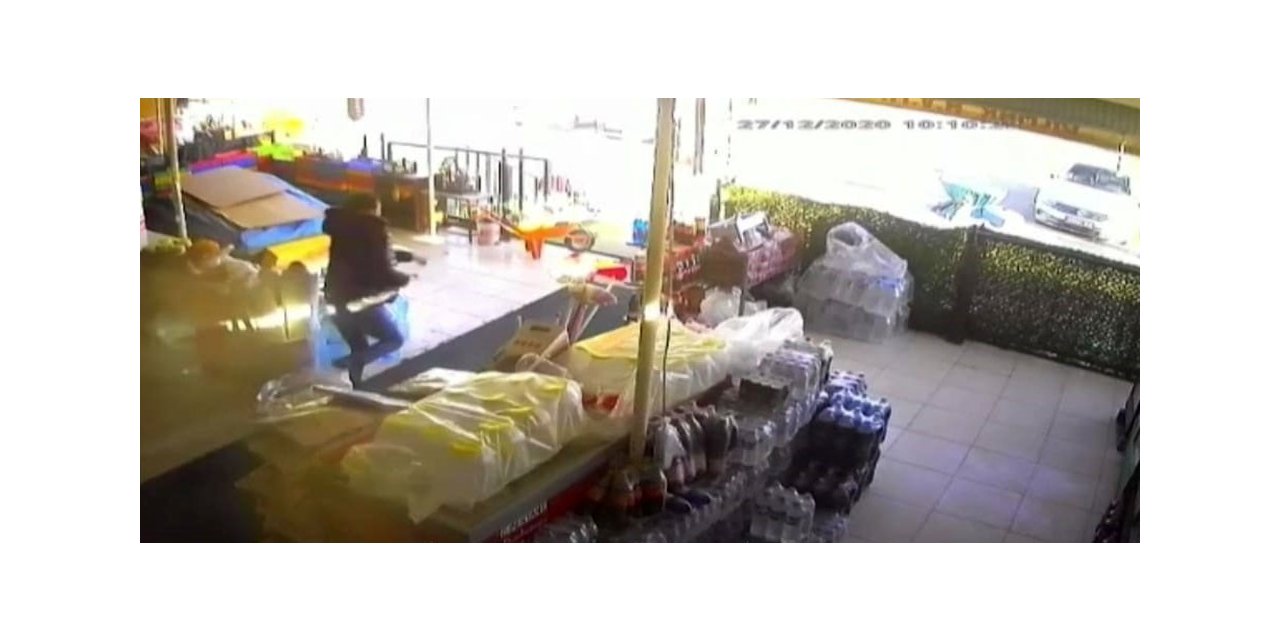 Elazığ’da deprem anı marketin güvenlik kamerasına yansıdı