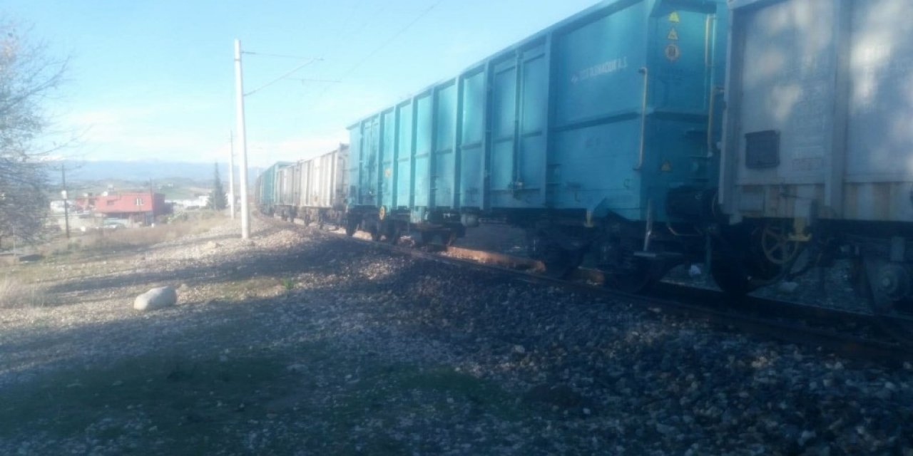 Yük treni hemzemin geçitte traktöre çarptı: 1 ölü