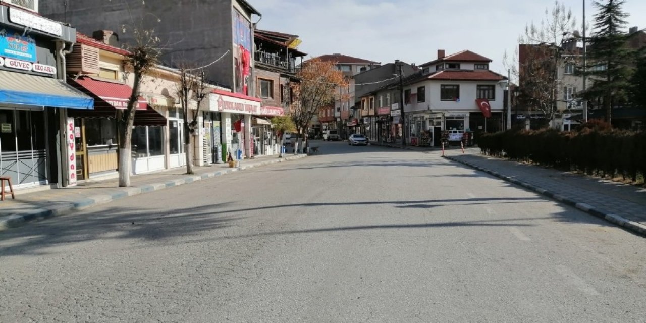 Pazaryeri’nde cadde ve sokaklar boş kaldı