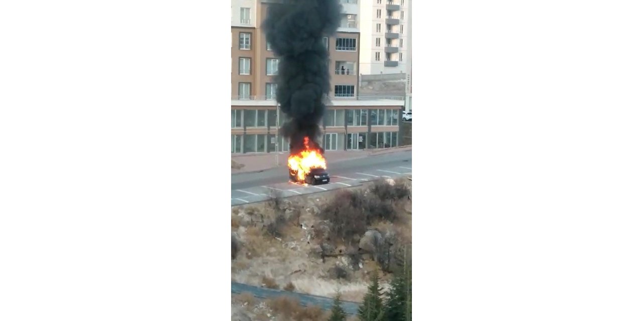 Park halindeki araç cayır cayır yandı