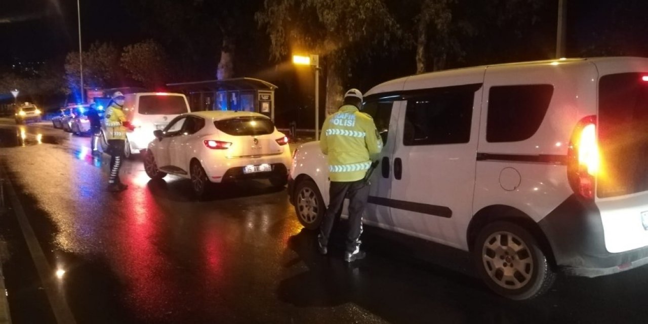 İzmir’de trafik polislerinden kısıtlama denetimi: 53 bin 550 lira ceza kesildi