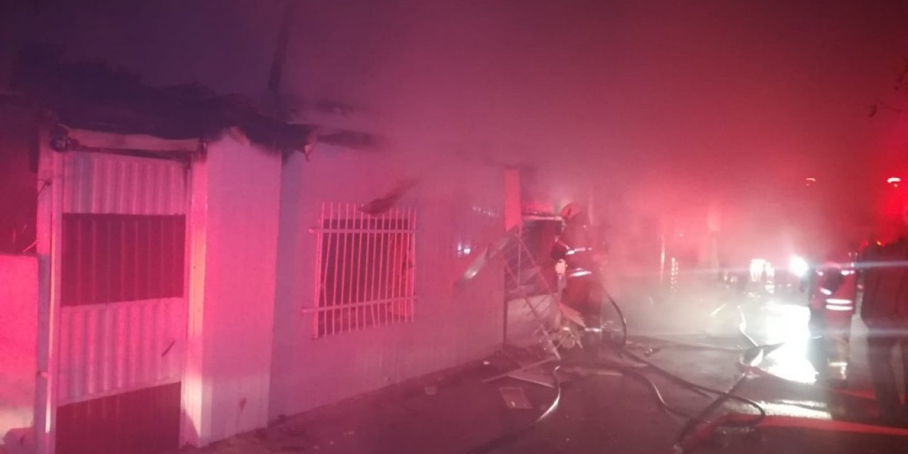 Yangında camlardaki demir korkulukları keserek mahsur kalanları kurtardılar