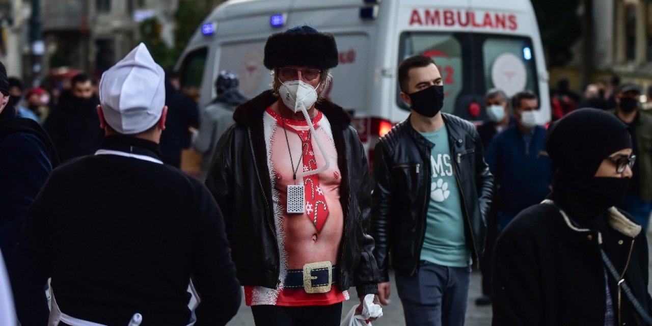 Taksim’de garip giyimli turist dikkatleri üzerine çekti