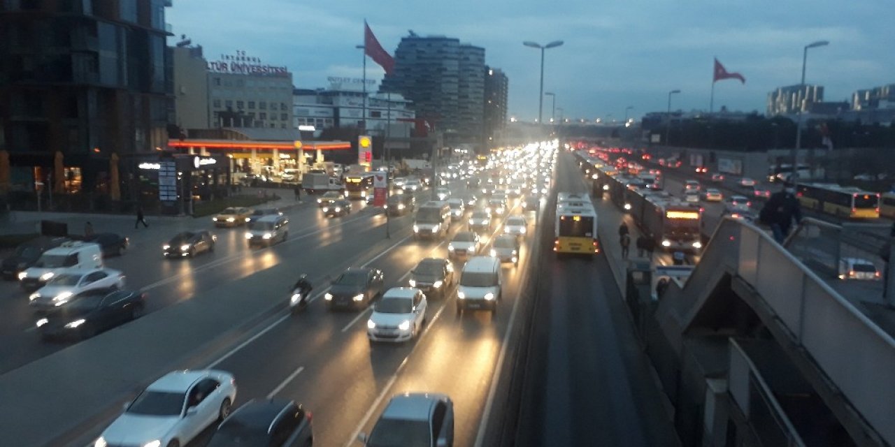 Kısıtlamanın ardından trafikte hareketlilik başladı