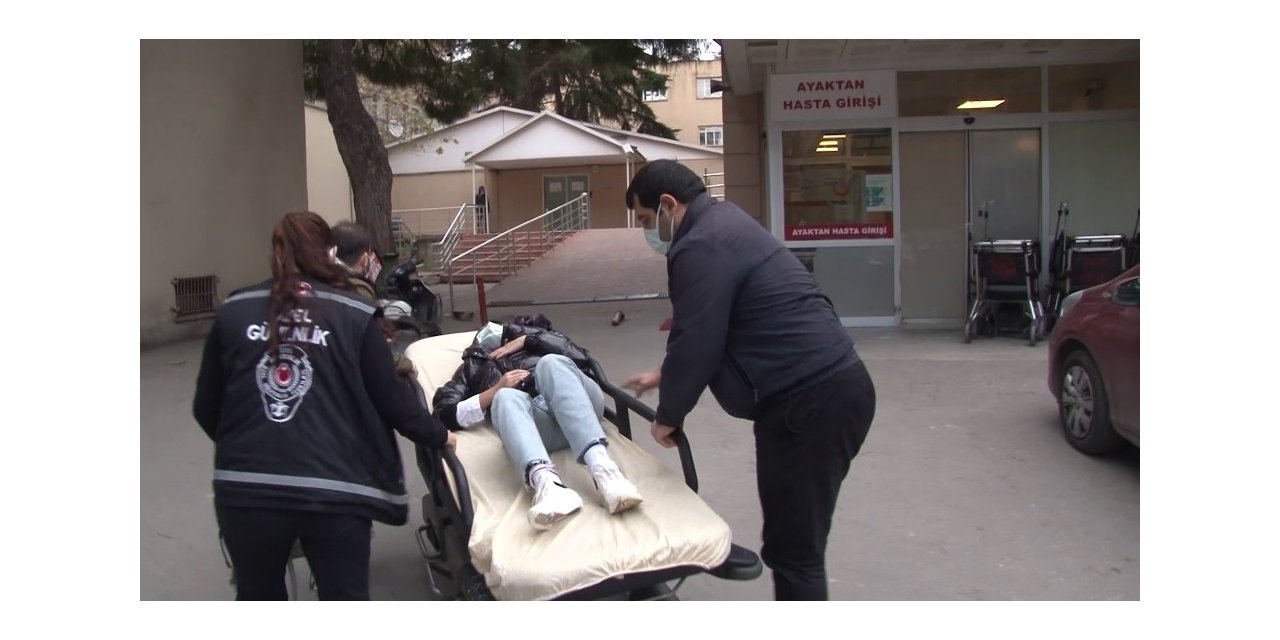 Ataşehir’de kaza yapan motosikletli kadının yardımına gazeteci yetişti