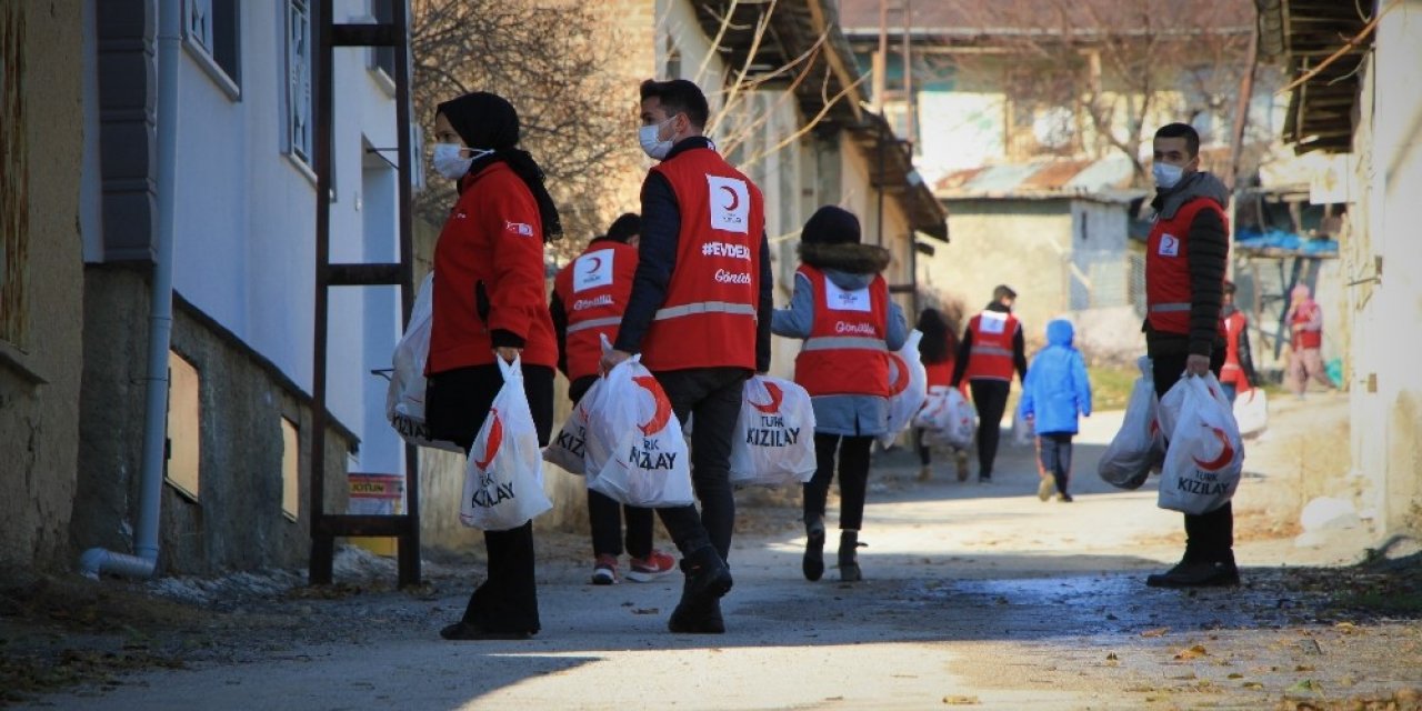 Elazığ’da gönüllüler dezavantajlı ailelere ekmek ulaştırdı