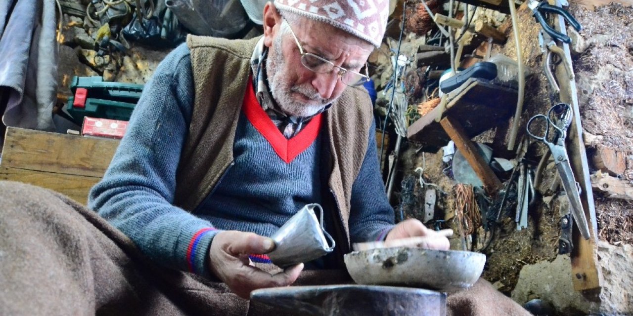83 yaşında 120 yıllık dükkanda 73 yıldır çan üretiyor, hazır olduğunu sesinden anlıyor