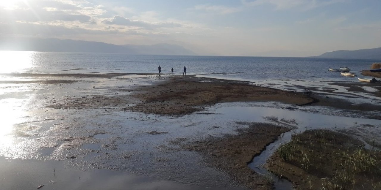 Kuraklığın baş gösterdiği göl motokrosçuların parkuru oldu
