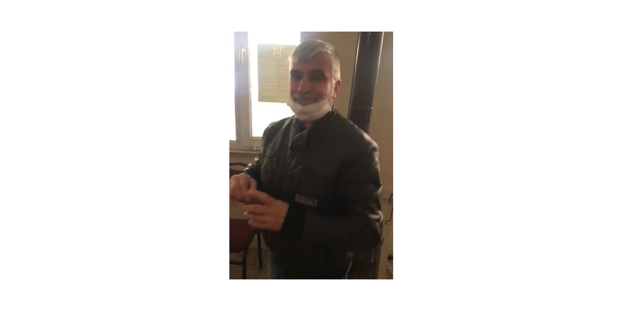 Kumar masasında yakalanınca çay içiyormuş numarası yaptı