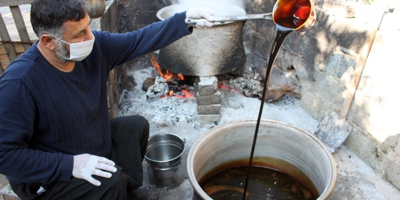 Ağustosta toplanan keçiboynuzu meyveleri aralıkta pekmez oldu