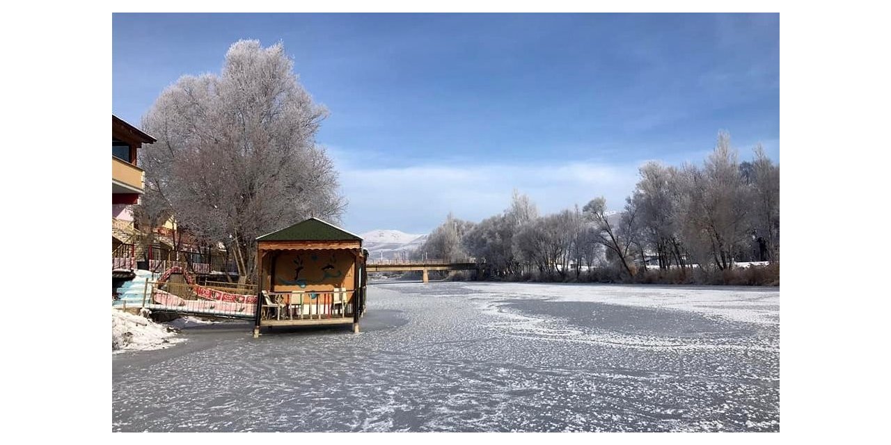 Bayburt’ta Çoruh nehri buz tuttu