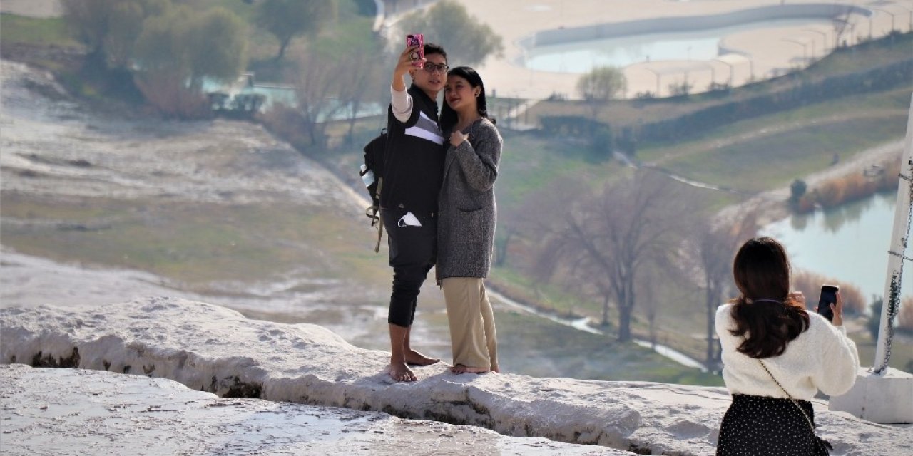 Kısıtlamadan muaf olan turistler Pamukkale’ye doyamadı