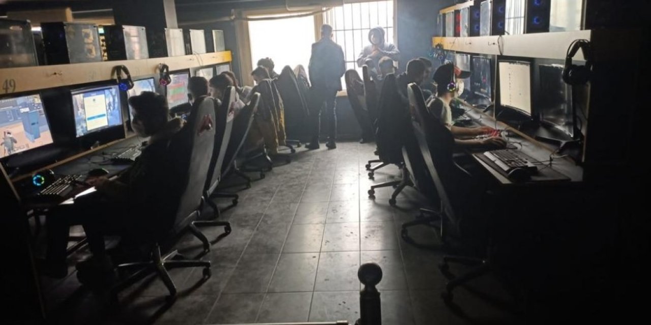 İstanbul’da kısıtlamada internet kafeye baskın kamerada