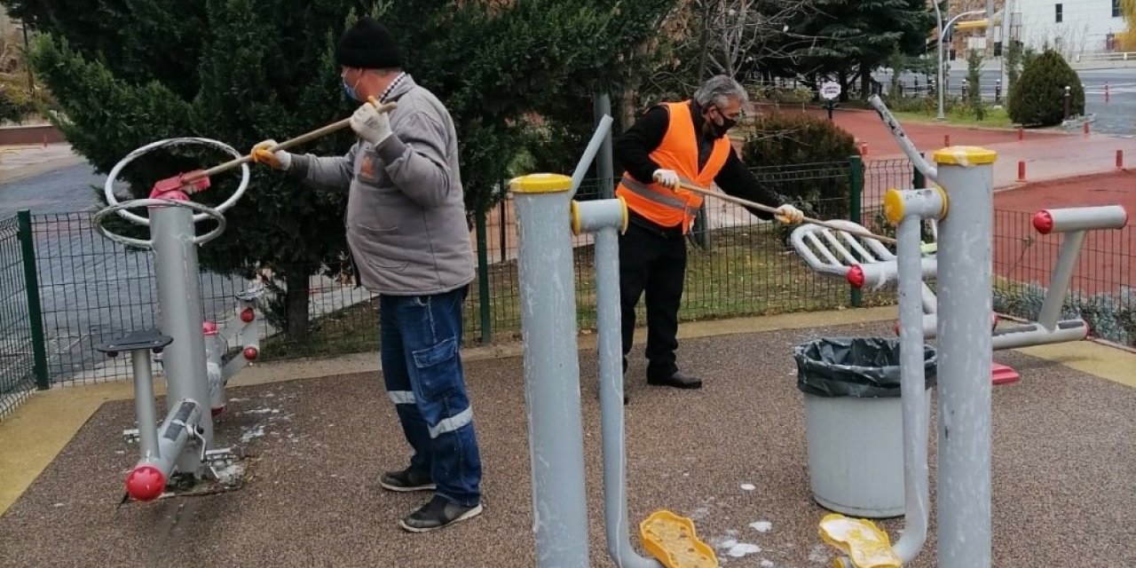 Keçiören’de parklar dezenfekte edildi