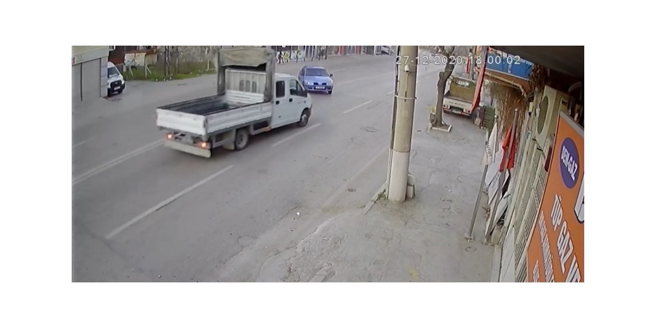 Bursa’da kontrolden çıkan otomobil ile kamyonet kafa kafaya çarpıştı: 6 yaralı