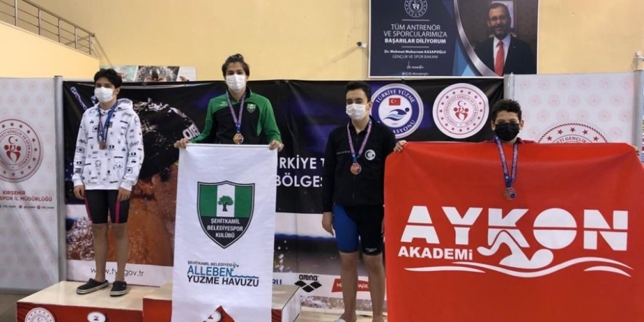 Yüzücüler, başarılarını sağlık camiasına armağan ettiler