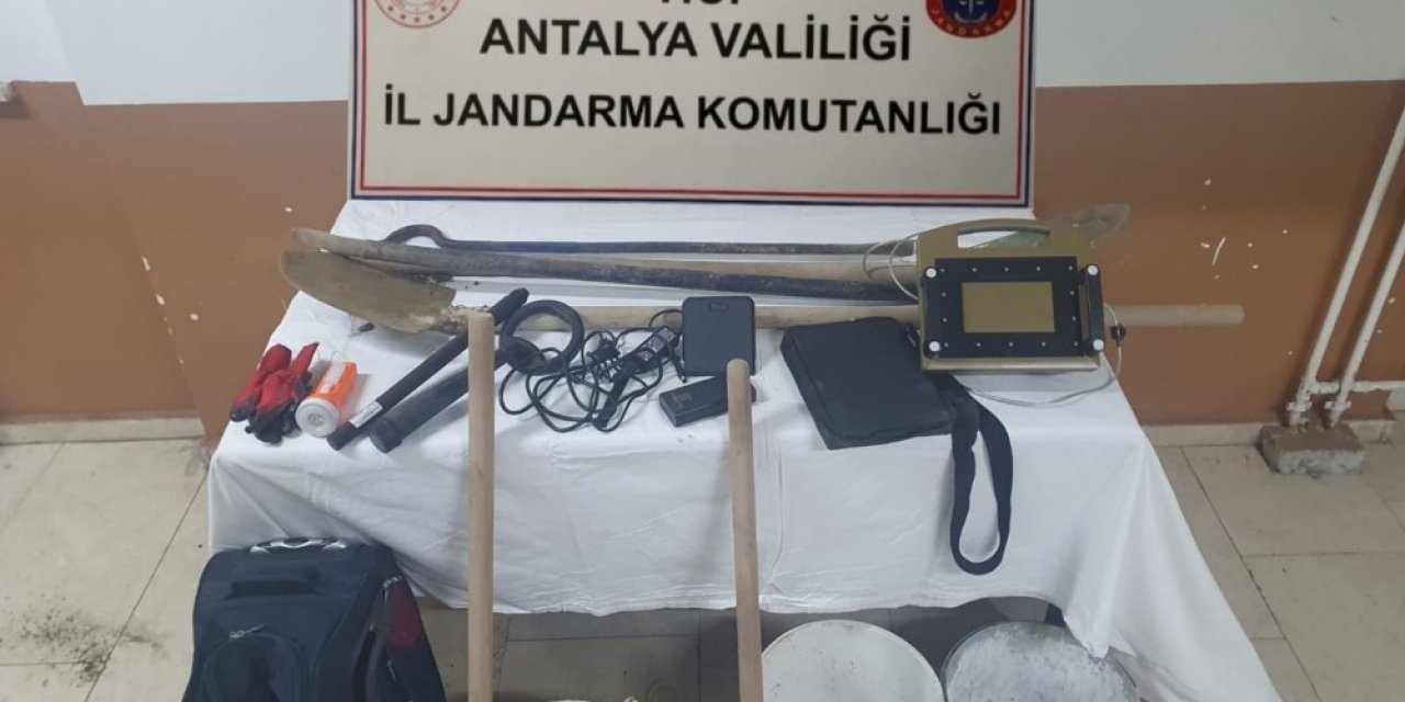 Antalya’da kaçak kazıya suçüstü
