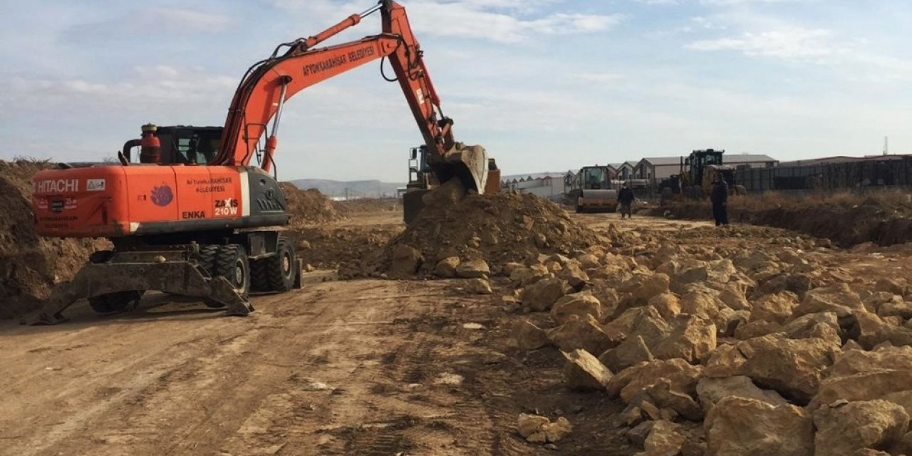 Bir mahalleden çıkarılan hafriyat bir başka mahallede yol yapımı için kullanılıyor