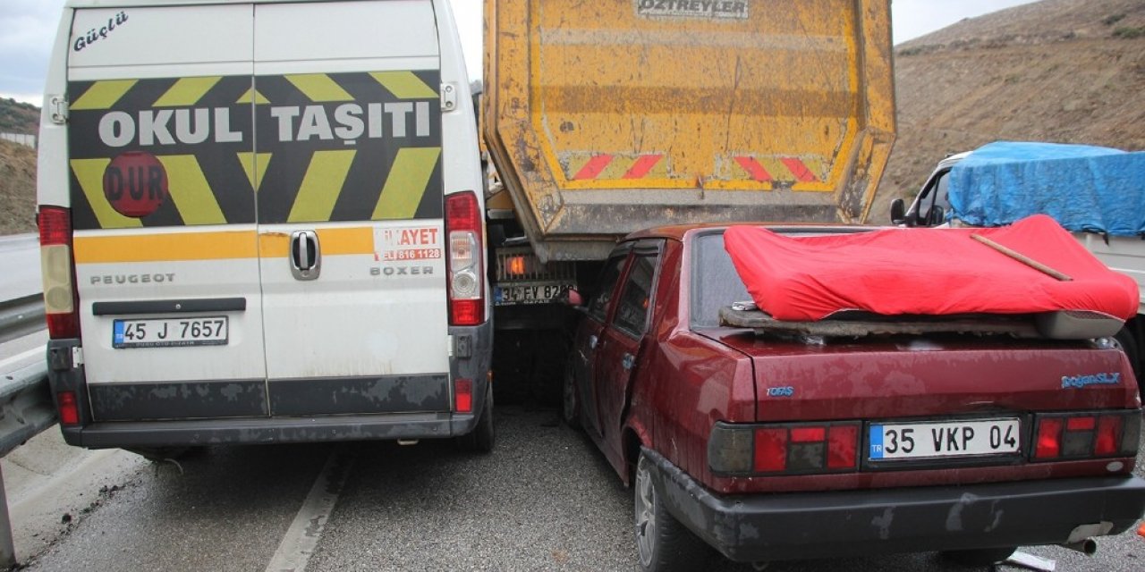 Kula’da zincirleme trafik kazası: 1 ağır yaralı