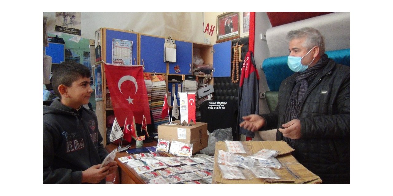 Yerden maske alıp kullanan yaşlıyı gördü 24 bin maske dağıttı