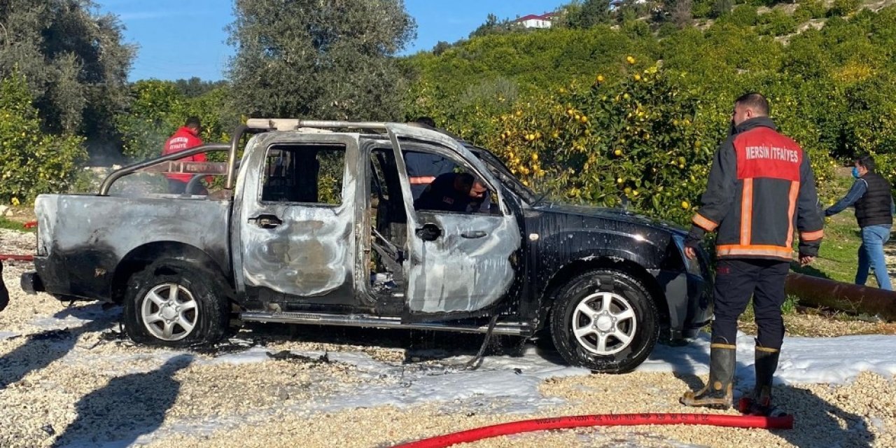 Park halindeki kamyonet alev alev yandı