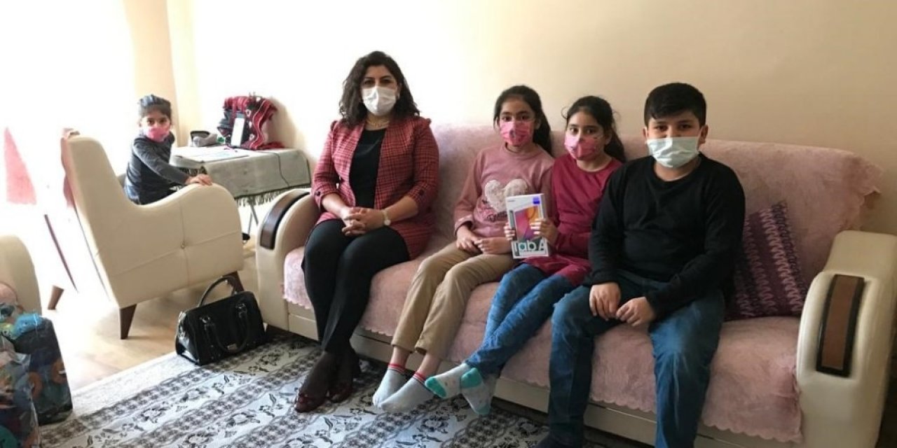 Gürel’den derslerinde başarılı olan 4 kardeşe tablet hediyesi