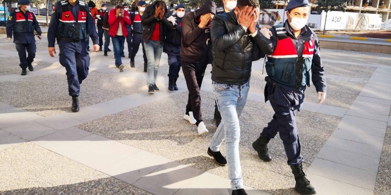 Otomobil sürücüsünü darp edip babasını öldüren şüphelilerden 1’i tutuklandı