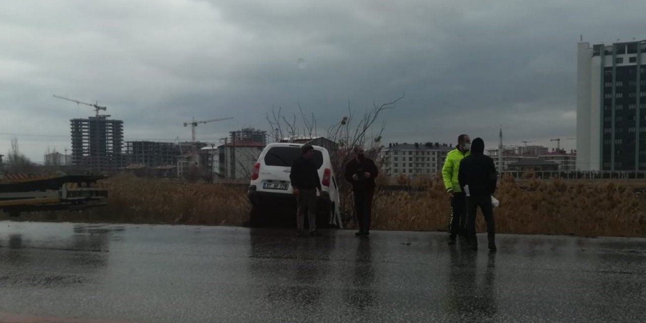 Kontrolden çıkan araç banketten düşerek asılı kaldı