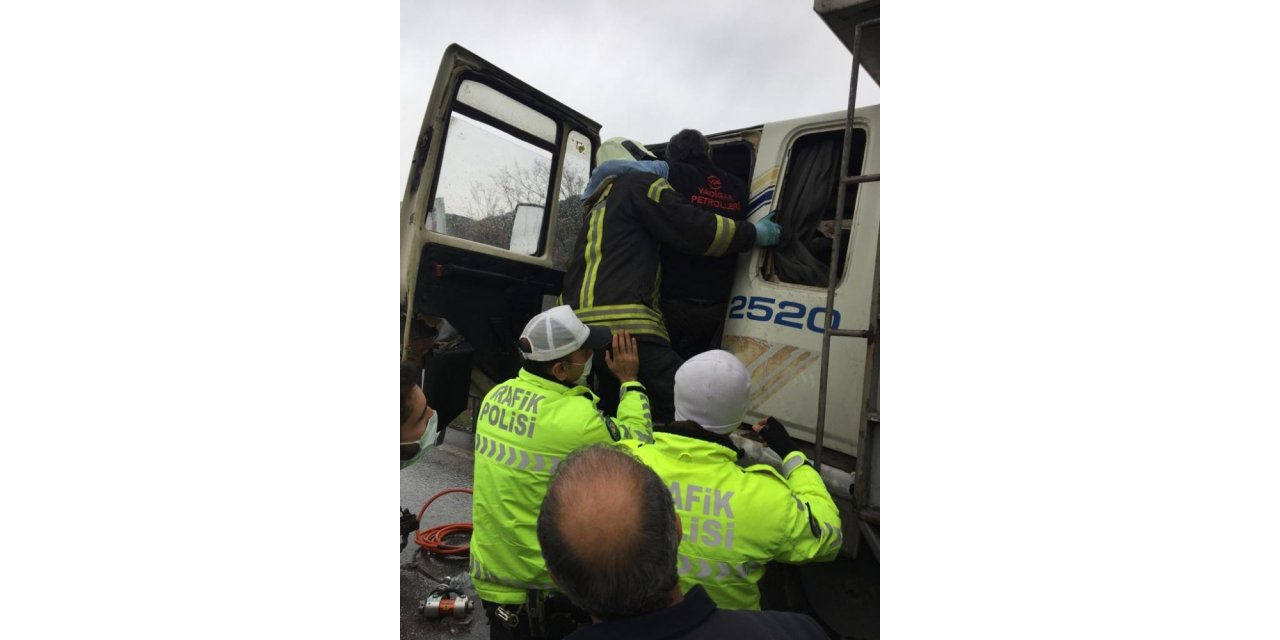 Kamyon, tıra arkadan çarptı; 1 yaralı
