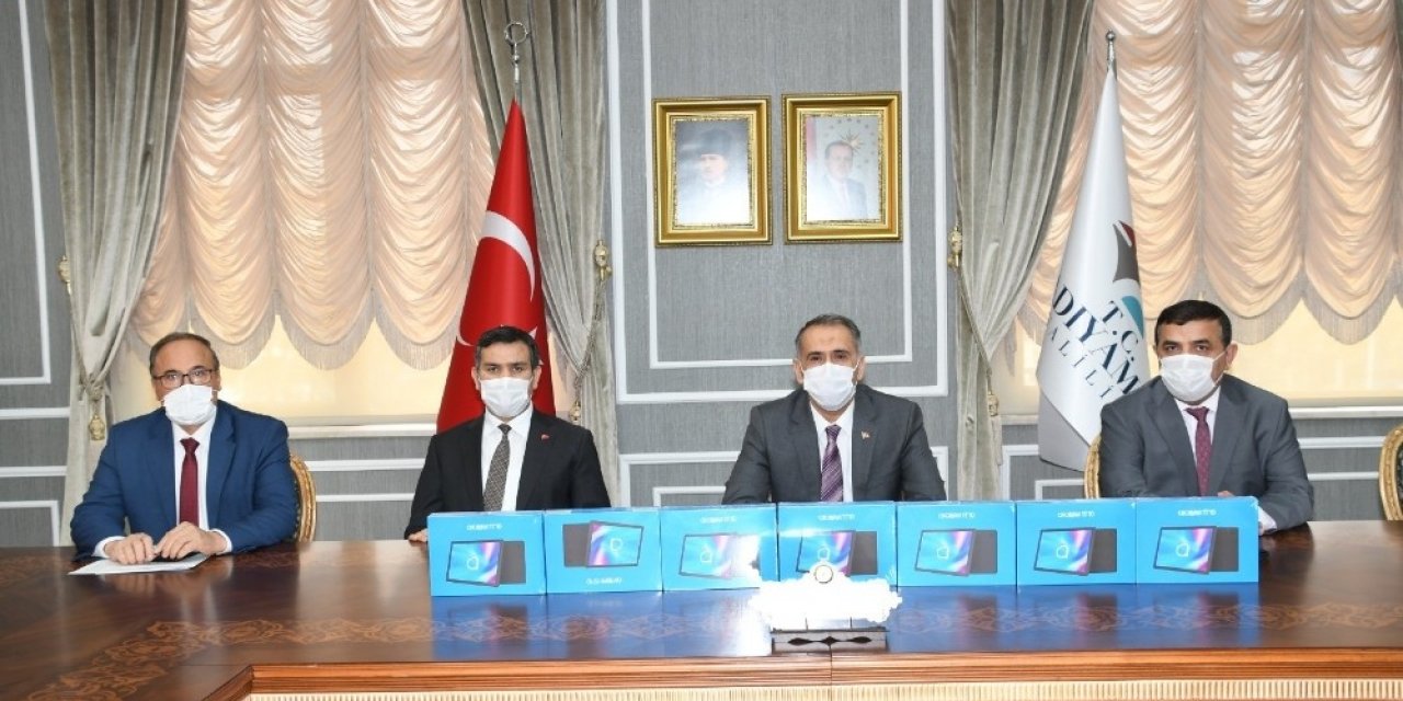 Erdemoğlu Ailesi’nden uzaktan eğitime 500 tablet ile destek