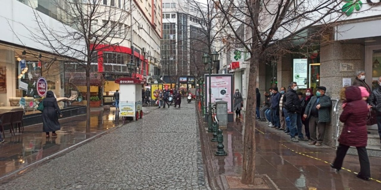 Yağmura hazırlıksız yakalananlar sosyal mesafeyi hiçe saydı