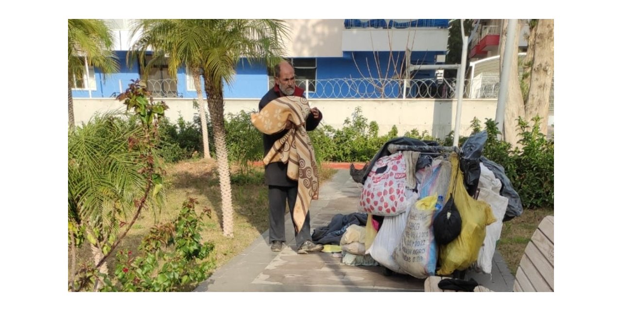 Parkta yatan hurdacıya zabıta ve bekçiler sahip çıktı