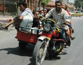 Sepetli motosiklete 10 kişi bindiler