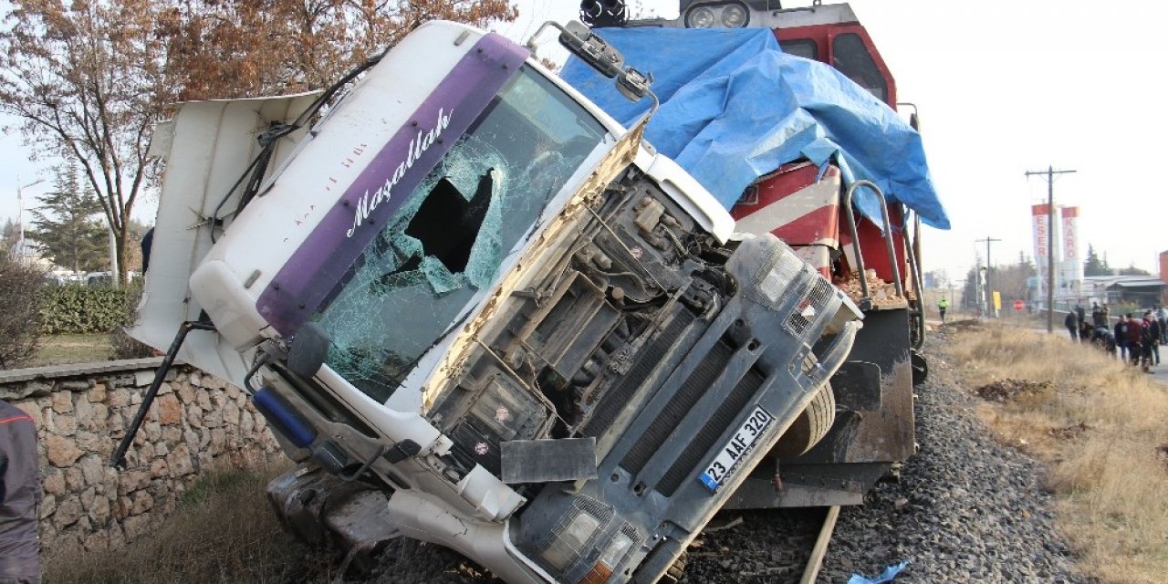 Elazığ’da tren, çarptığı tırı 100 metre sürükledi: 5 yaralı