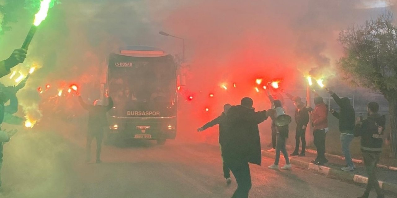 Bursaspor taraftarı, takımını meş’alelerle uğurladı