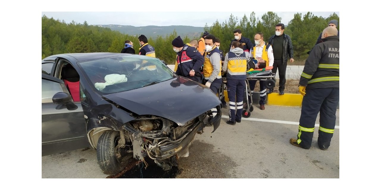 Kontrolden çıkan otomobil refüje çarptı: 2 yaralı