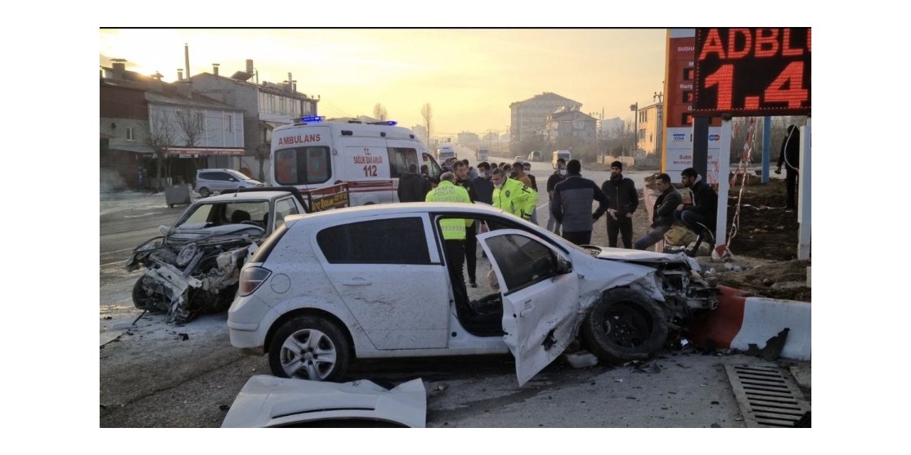 Otomobille kamyonet çarpıştı: 5 yaralı