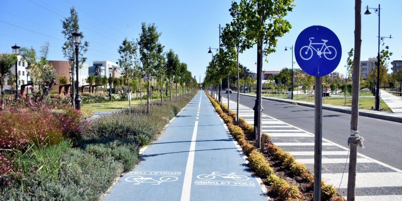 Aliağa Belediyesi kentte bisiklet yolu ağını genişletiyor