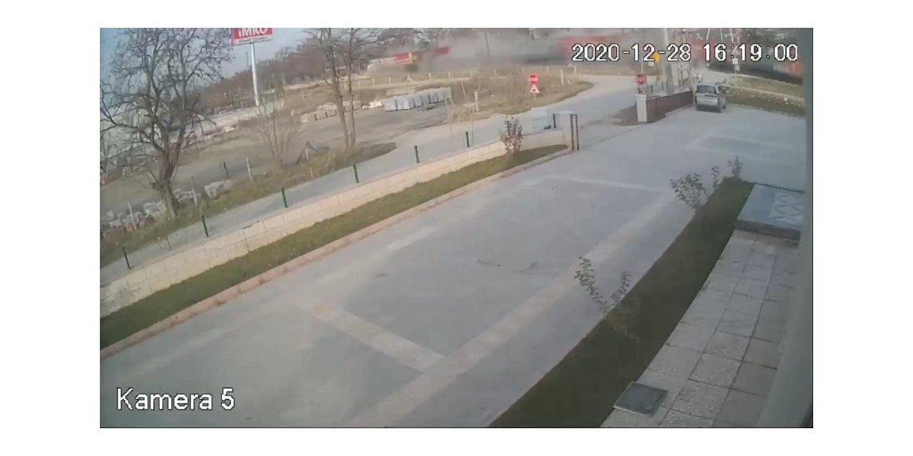Elazığ’da trenin tıra çarptığı kaza kamerada