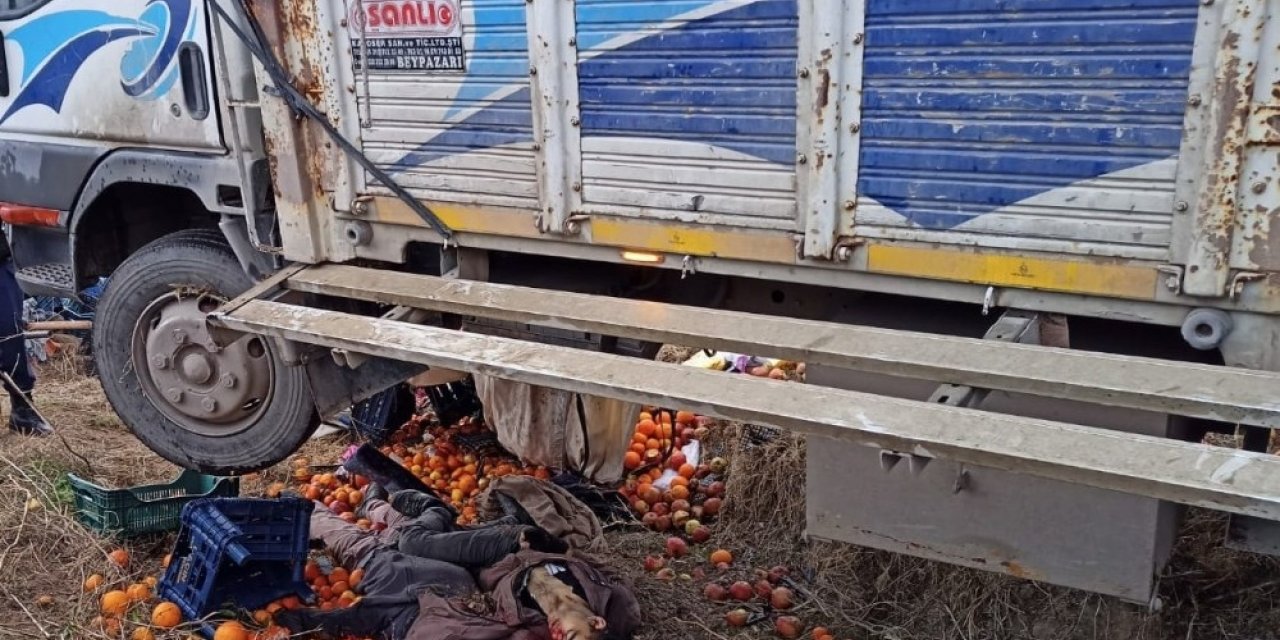 Virajı alamayan meyve yüklü kamyon şarampole uçtu: 2 ölü, 2 yaralı
