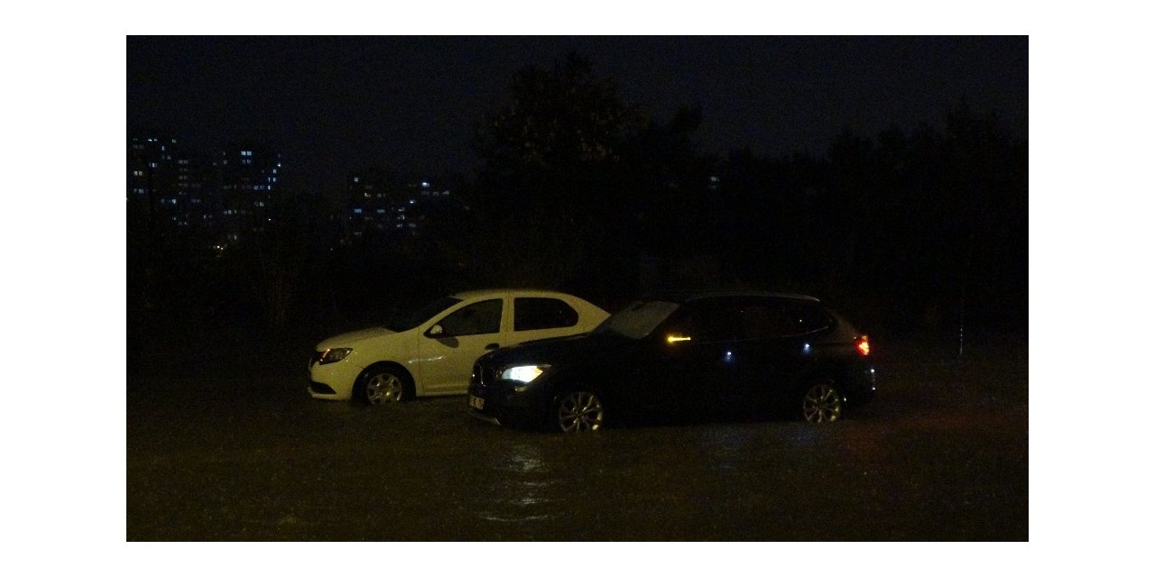 Antalya’da yollar göle döndü, sürücüler araçlarında mahsur kaldı