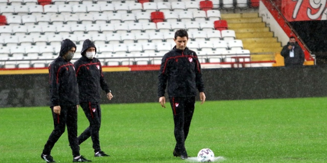 Antalyaspor - Hatayspor maçı yağmur sebebiyle ertelendi