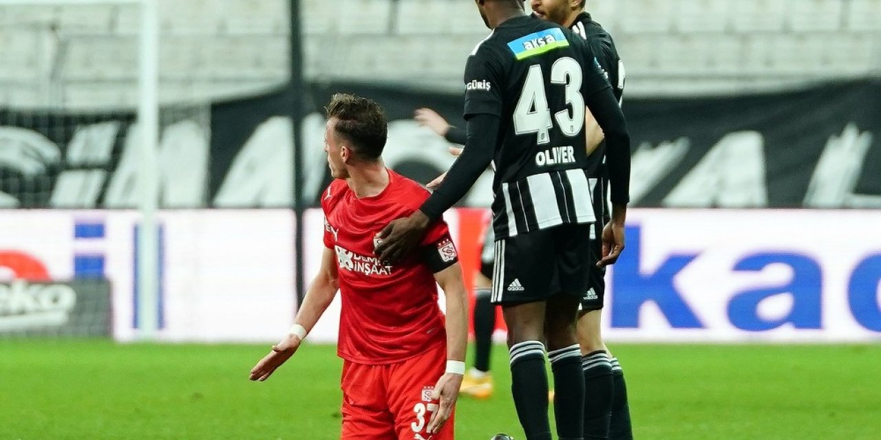 Devre arasında telefonunu gösterdi kırmızı kart gördü!