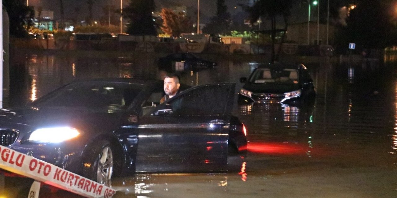 Sağanakta araçlar mahsur kaldı, ekipler teyakkuza geçti