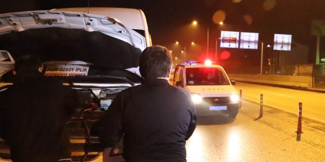 Kısıtlamada yolda kalan şoförün imdadına polis ekipleri yetişti
