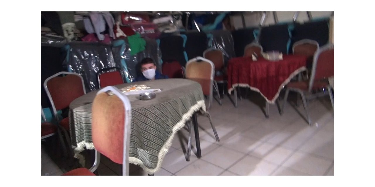 Masanın altında saklanırken yakalandı