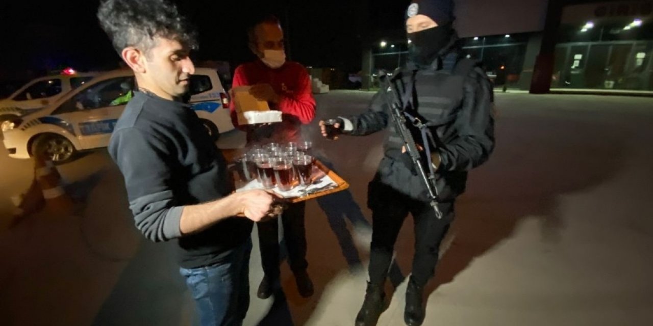 Sokakta görev yapan polislere online siparişle çay ikramı yaptırdı